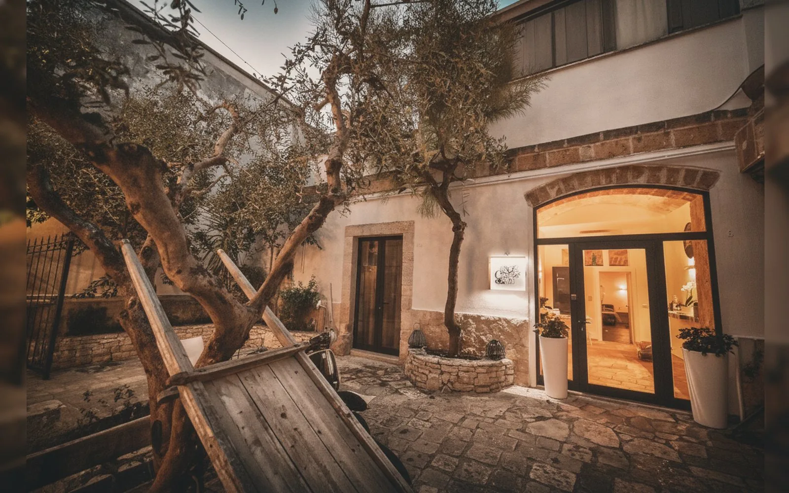 Corte Cairoli B&B and Suites — B&B nel centro di Modugno, a 8 km da Bari, 