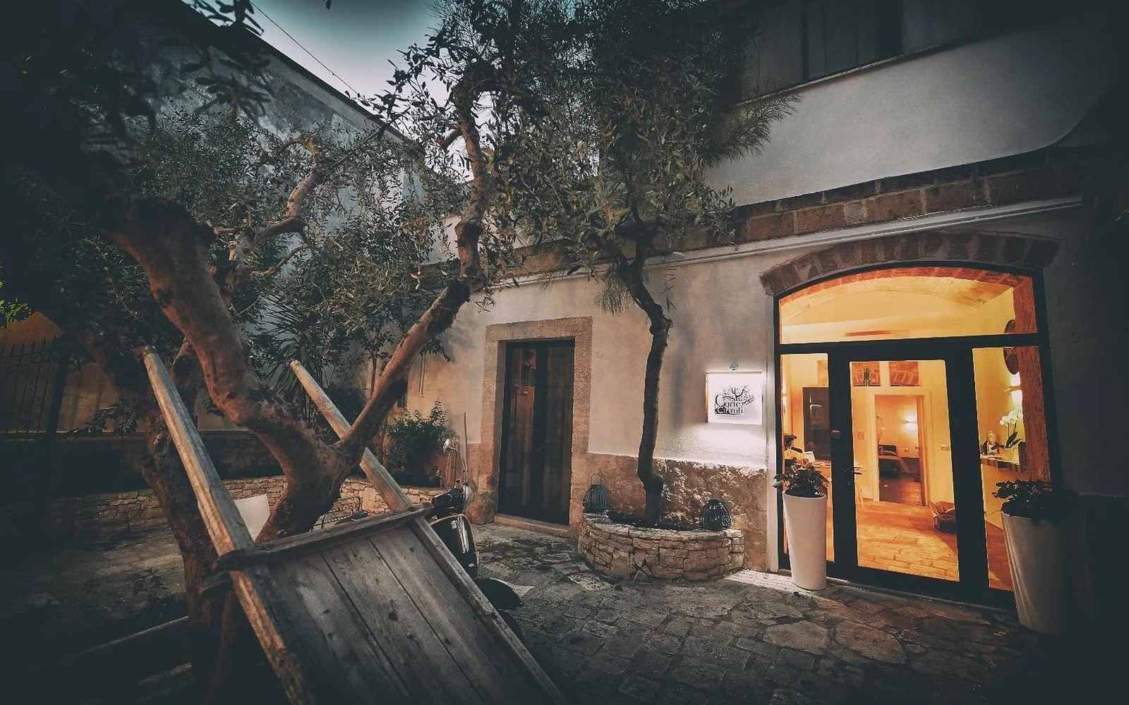 Corte Cairoli B&B and Suites — B&B nel centro di Modugno, a 8 km da Bari, 